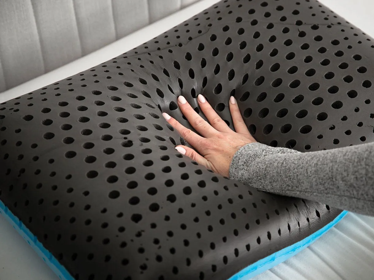 Pernă reversibilă cu carbon din bambus și gel de răcire Dormeo Dual 40x60 cm